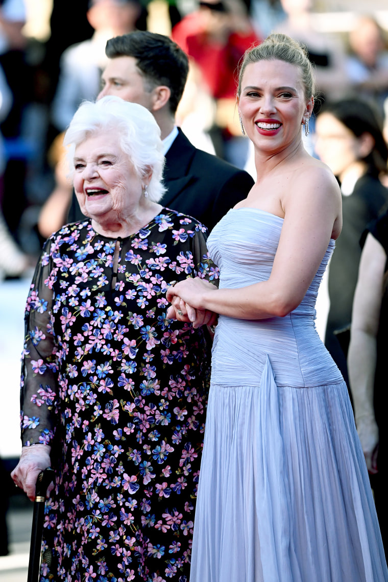 June Squibb i Scarlett Johansson na czerwonym dywanie na 78. dorocznym festiwalu filmowym w Cannes.