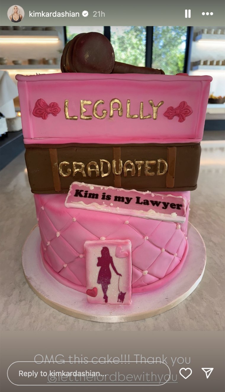 Kim Kardashian gracias Scott Disick por este dulce "Legalmente rubia"-La pastel inspirado.