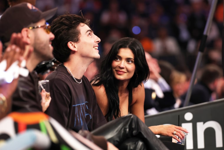 Timothee Chalamet e Kylie Jenner em um jogo entre Boston Celtics e New York Knicks