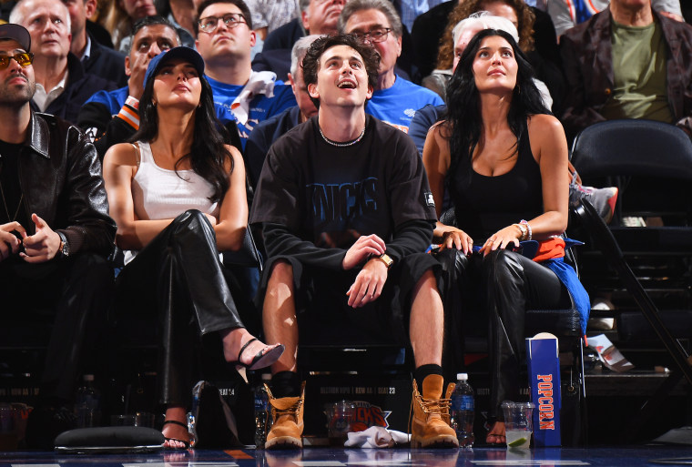 Kendall Jenner, Timothée Chalamet y Kylie Jenner en un juego entre Boston Celtics y New York Knicks.