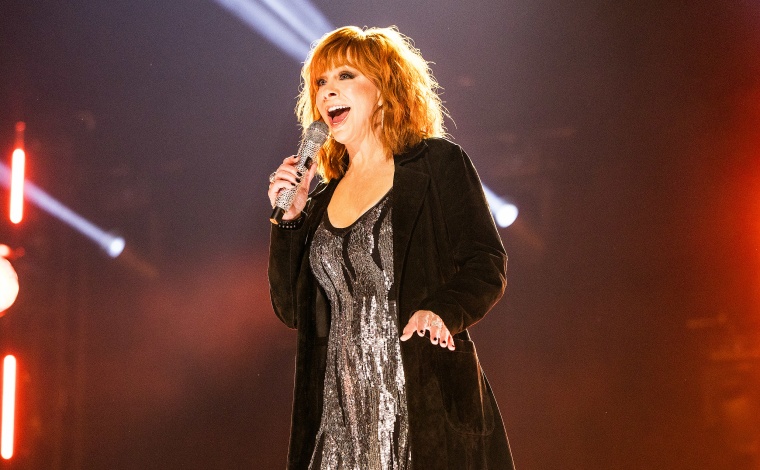 Reba McEntire występuje na 59. Akademii Akademii Muzycznej.
