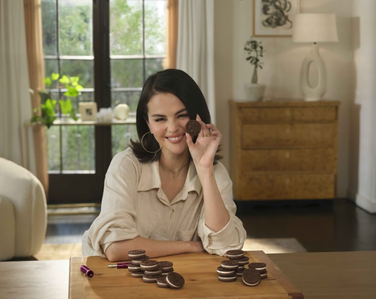 Selena Gomez está colaborando com Oreo em um biscoito