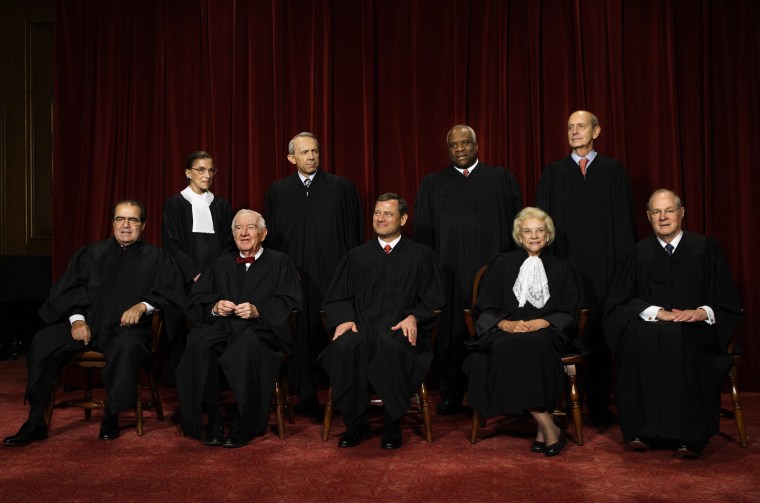 Justiça da Suprema Corte no dia 21. Linhas de linha: Ruth Badr Ginsberg, David Courter, Clarence Thomas e Stephen Breaker.
