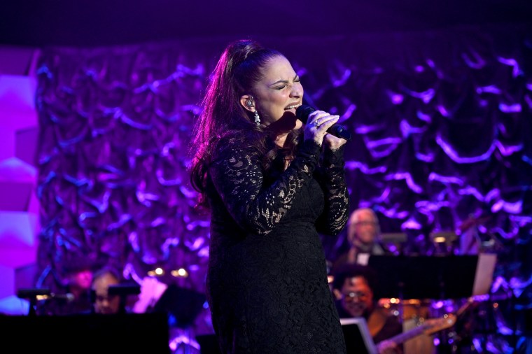 อัลบั้มใหม่ของ Gloria Estefan “Raices” ซึ่งหนึ่งในเพลงรักของเธอสามี Emilio เขียนถึงตัวเอง อัลบั้มใหม่ของ Gloria Estefan “Raices” ซึ่งหนึ่งในเพลงรักของเธอสามี Emilio เขียนถึงตัวเอง
