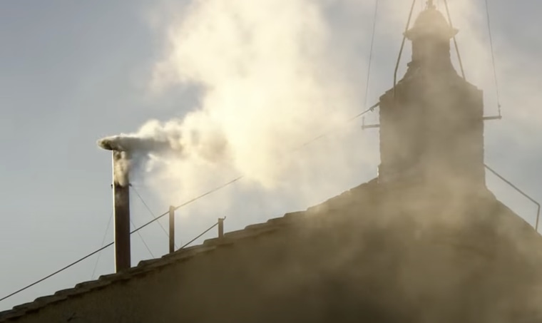 El humo blanco que indica que fue elegido un nuevo papa, el 8 de mayo de 2025