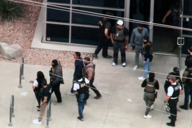 Na manhã de sexta -feira, um foi liderado durante a operação de roupas do ambiente em Los Angeles.