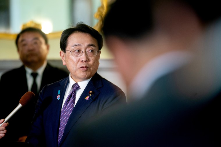Trump-Ishiba Call Gives Akazawa Momentum For Trade Talks