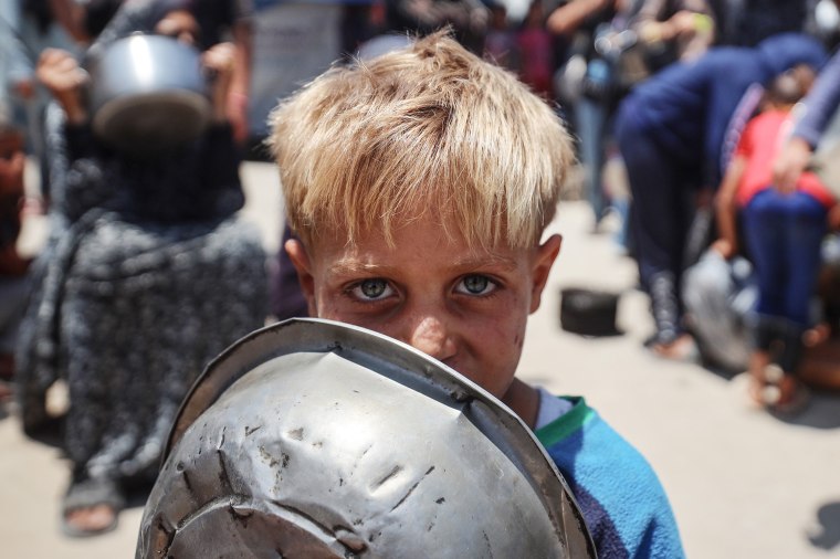 Palestinian Children Queue for Food Amid Ongoing Humanitarian Crisis in Gaza City