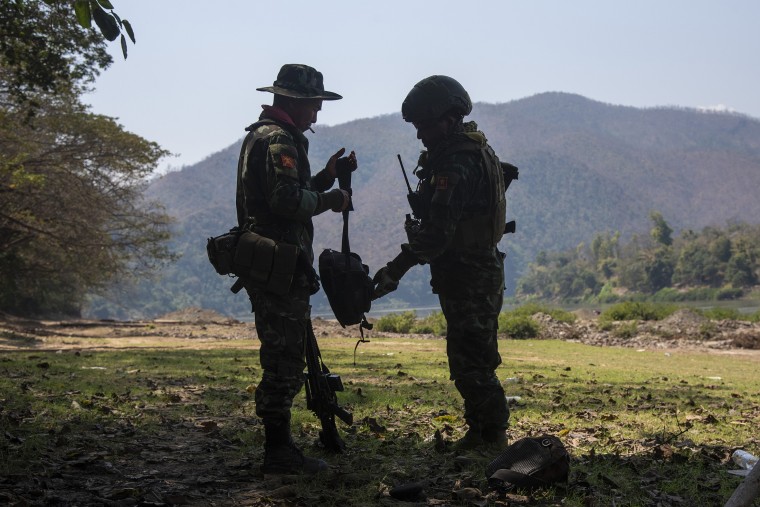 Soldiers from an armed group fighting the burmese army