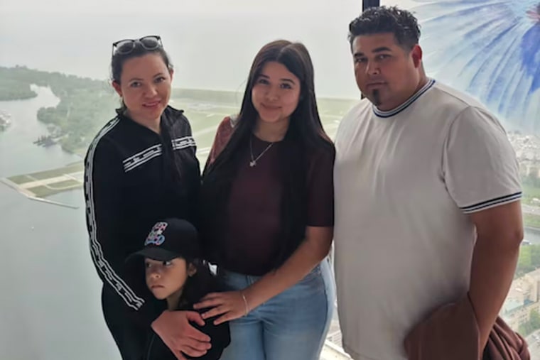 Serrano dan Guardado dengan salah satu putri mereka di Ottawa, Kanada.