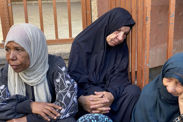 Los palestinos lloran a familiares.