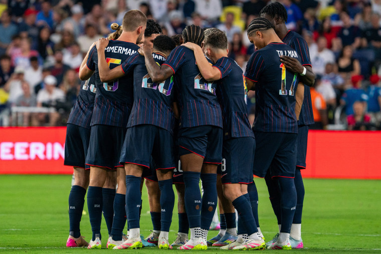USA players huddling