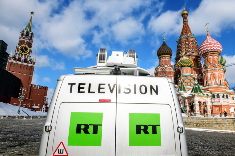 Vans de transmissão de televisão da Rússia (RT), controlada pelo estado da Rússia, hoje