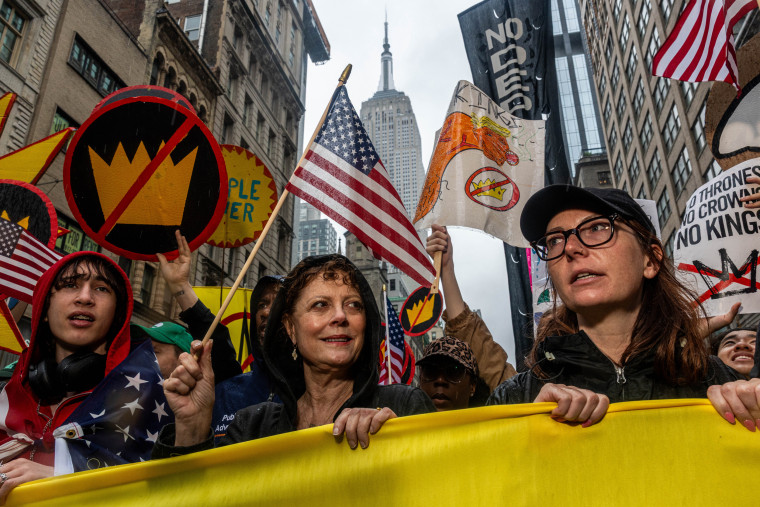Imagem: Susan Sarandon acena uma bandeira americana.