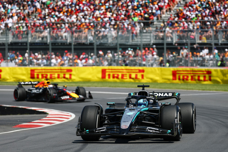 George Russell da Grã -Bretanha (639) Mercedes AMG Petrona F1 Tim Way Max Vertpen na Holanda (1) Oracle Red Bull Racing está dirigindo na faixa RB 21