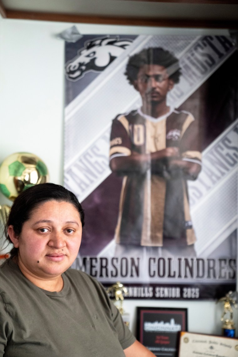 Ada Bell Buckwidano-Amador fica ao lado de um pôster em seu filho Emerson Collindres