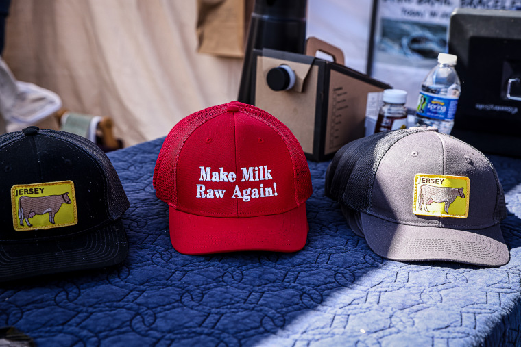 Seorang vendor menjual "Buat susu mentah lagi" topi