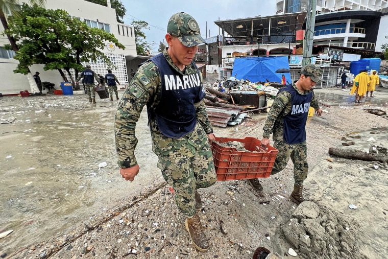 Os membros da Marinha mexicana ajudam no trabalho de reparo depois que o furacão Eric passou