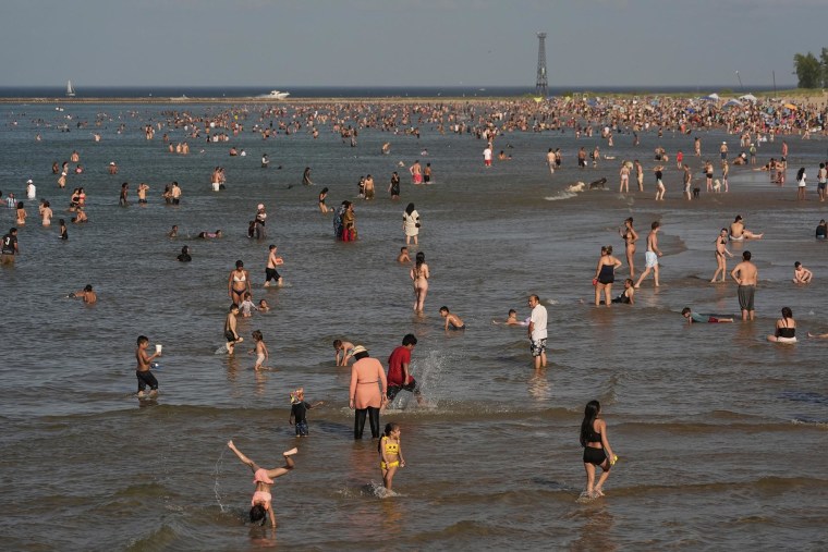 Em Chicago, 22 de junho de 2025, domingo, domingo, 2025, domingo, banhistas lotados em uma praia no lago.