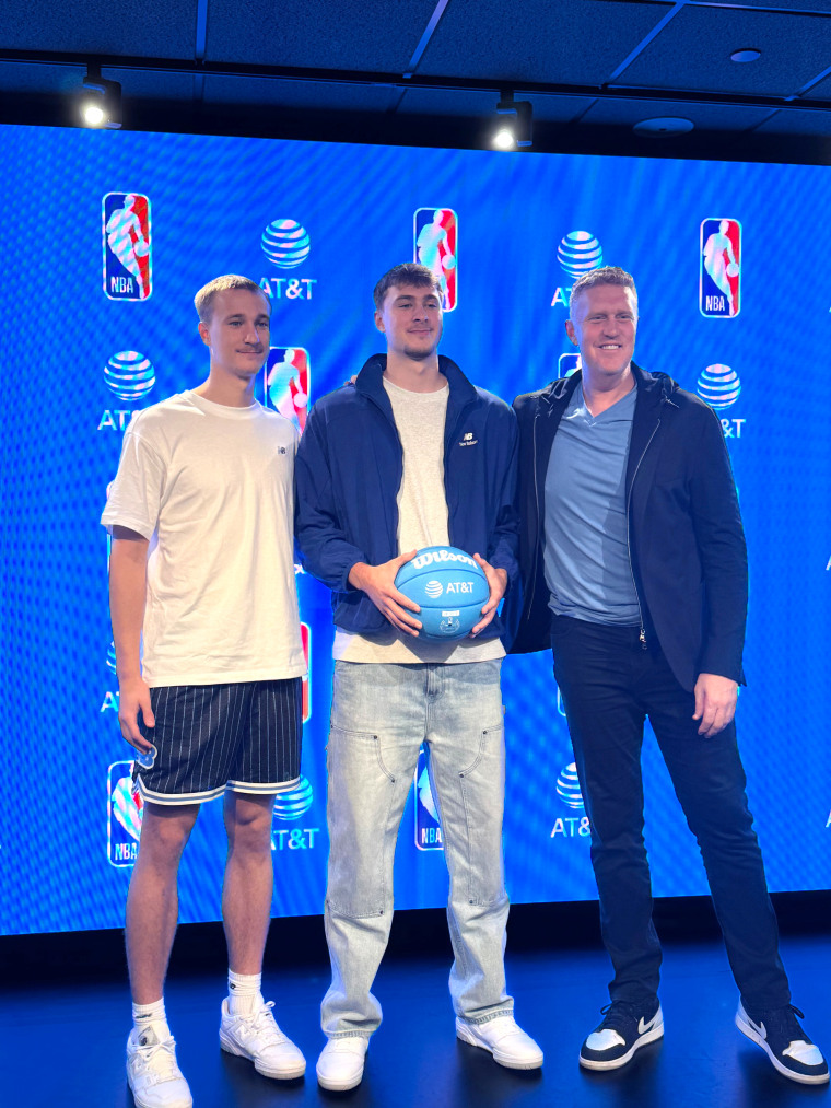 „Ace Flagg“, „Cooper Flagg“ (centras) ir buvęs NBA žaidėjas Brianas Skalabrinas.
