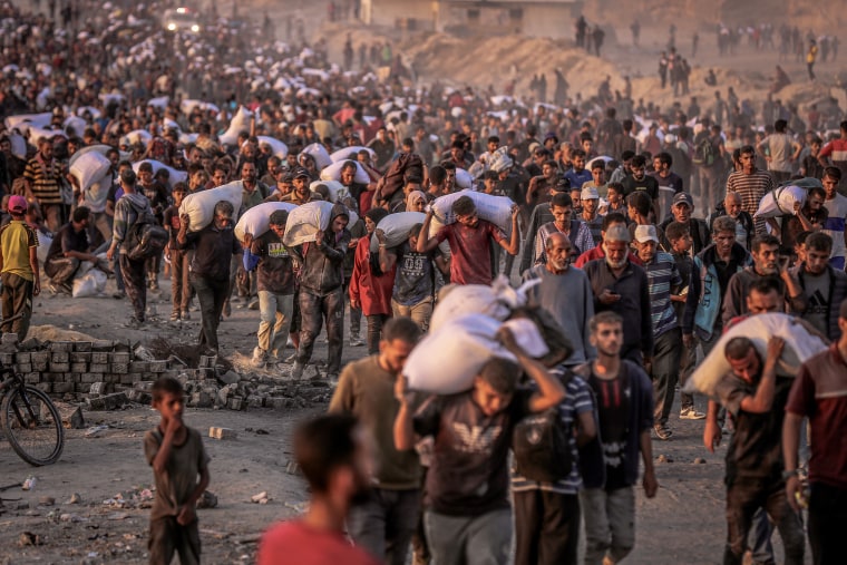 Thousands of starving Palestinians in Gaza flock to the aid distribution center