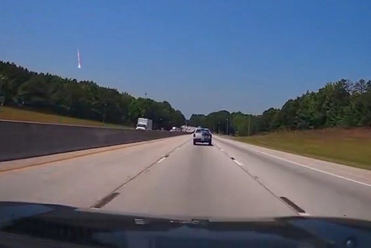 Videos shared on social networks have shown that the fireball descends into a wooded area in South Carolina.