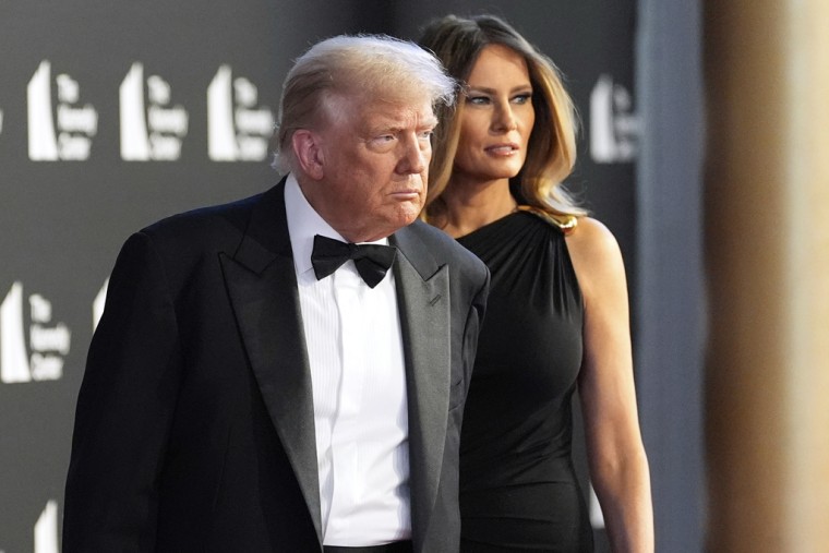 El presidente, Donald Trump, y la primera dama, Melania Trump, llegan para asistir al estreno de 'Los Miserables' en Washington, D.C.