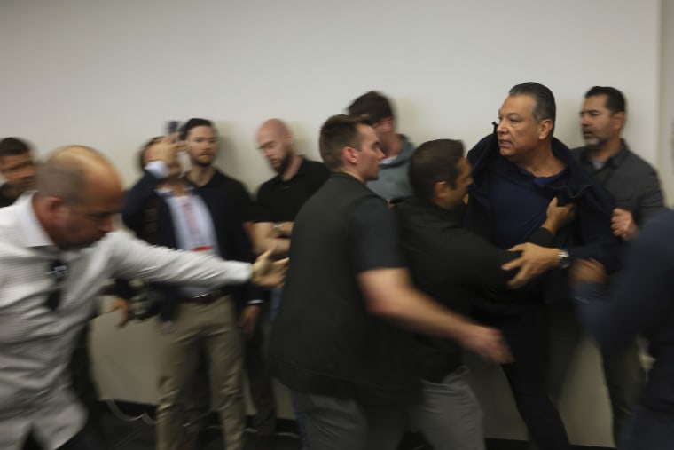 El senador de California Alex Padilla es expulsado de la sala mientras Noem ofrece una conferencia de prensa sobre las recientes protestas en Los Ángeles el jueves 12 de junio de 2025. (Foto AP/Etienne Laurent)