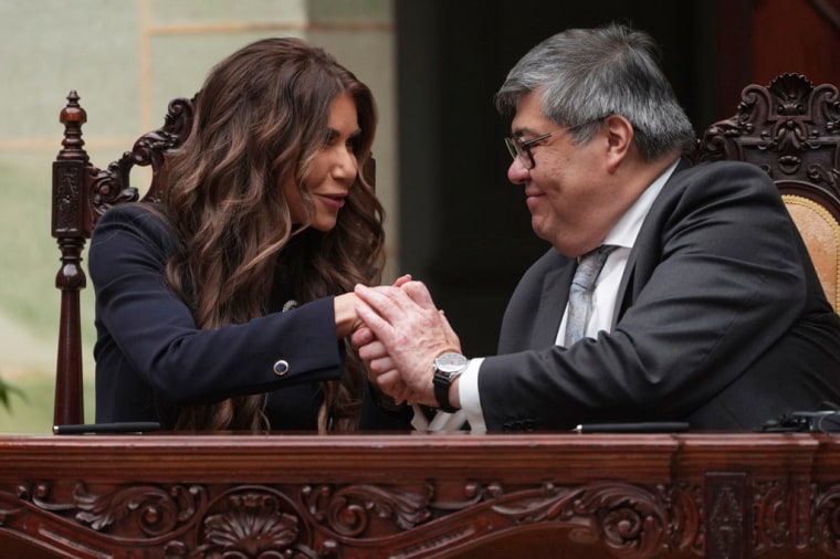 La secretaria de Seguridad Nacional, Kristi Noem, estrecha la mano del ministro del Interior de Guatemala, Francisco Jiménez, en el Palacio Nacional de la ciudad de Guatemala, el 26 de junio de 2025.