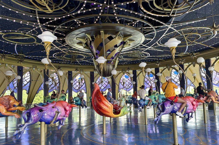 Constellation Carousel, kosmos o klasycznym zszywce parku rozrywki, znajduje się w Celestial Park w Universal Epic Universe.