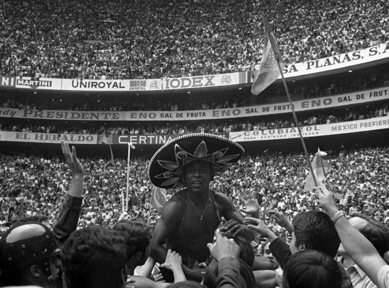 Pelé celebrando su tercer título mundial en México 1970, Estadio Azteca.
