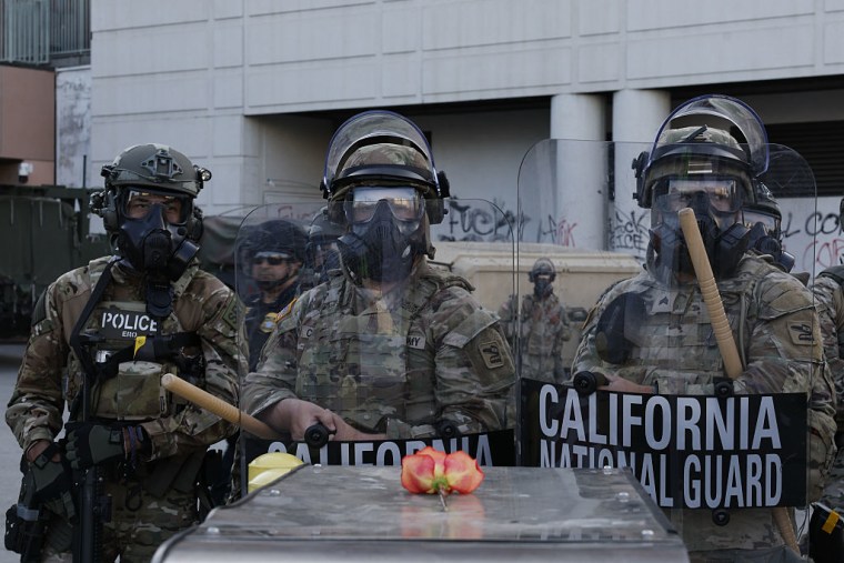 Miembros de la Guardia Nacional de California protegen el edificio federal Edward R. Roybal en el centro de la ciudad el jueves 12 de junio de 2025, en Los Ángeles, California.