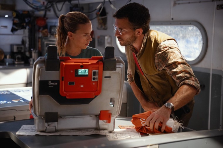 Scarlett Johansson e Jonathan Bailey em 