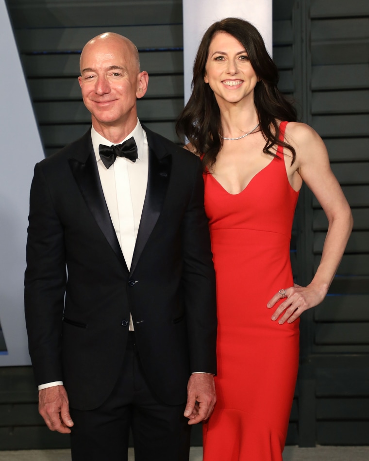 Jeff Bezos y Mackenzie Bezos asisten a la fiesta Oscar de Vanity Fair 2018 organizada por Radhika Jones en el Centro Wallis Annenberg para las Artes Escénicas el 4 de marzo de 2018 en Beverly Hills, California.