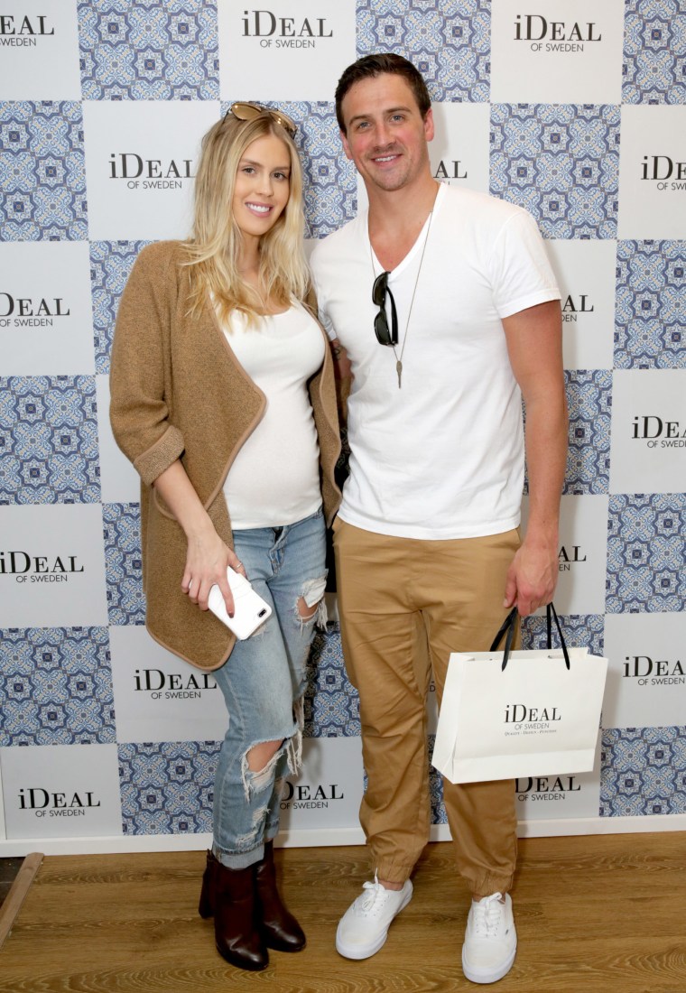 O atleta olímpico Ryan Lochte (R) e Kayla Rae Reid frequentam o salão pré-oscar de Kari Feinstein no Andaz Hotel em 23 de fevereiro de 2017 em Los Angeles, Califórnia.  