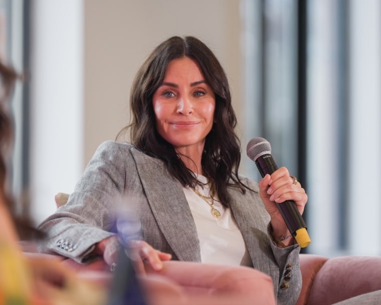 Courteney Cox followed her session by taking selfies with every guest who lined up to meet her.