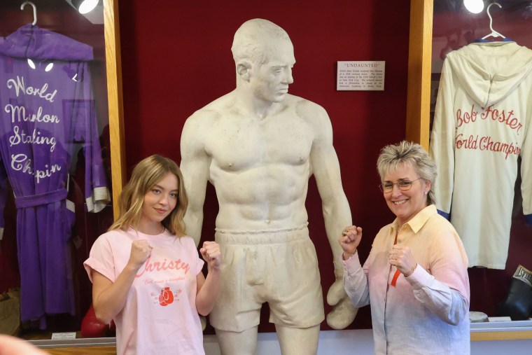 Sydney Sweeney e Christy Martin visitam o Hall da Fama do Boxing International antes da desfile dos campeões em 8 de junho de 2025 em Basket, Nova York. 