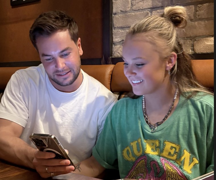 Chris Hughes e JoJo Siwa.
