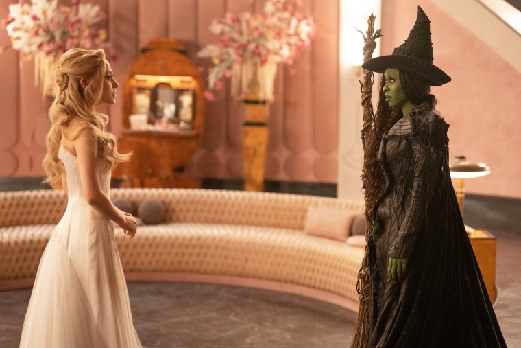 Ariana Grande es Glinda y Cynthia Erivo es Elphaba en "Malvado: Para siempre."