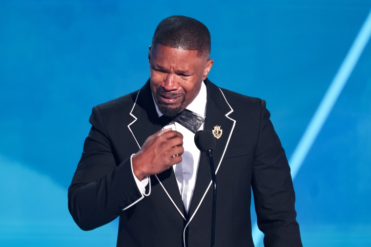 El ganador del premio BET Ultimate Icon, Jamie Foxx, habla en el escenario durante los premios 2025 BET.