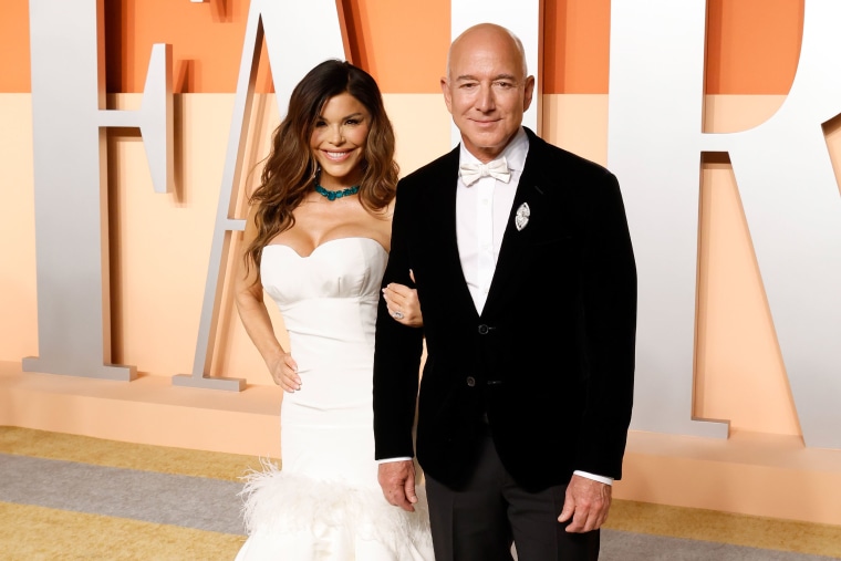 Lauren Sánchez y Jeff Bezos asisten a la fiesta de los Oscar de Vanity Fair 2025.