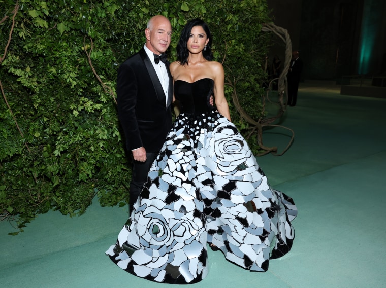 Jeff Bezos y Lauren Sánchez en la Gala Met 2024.