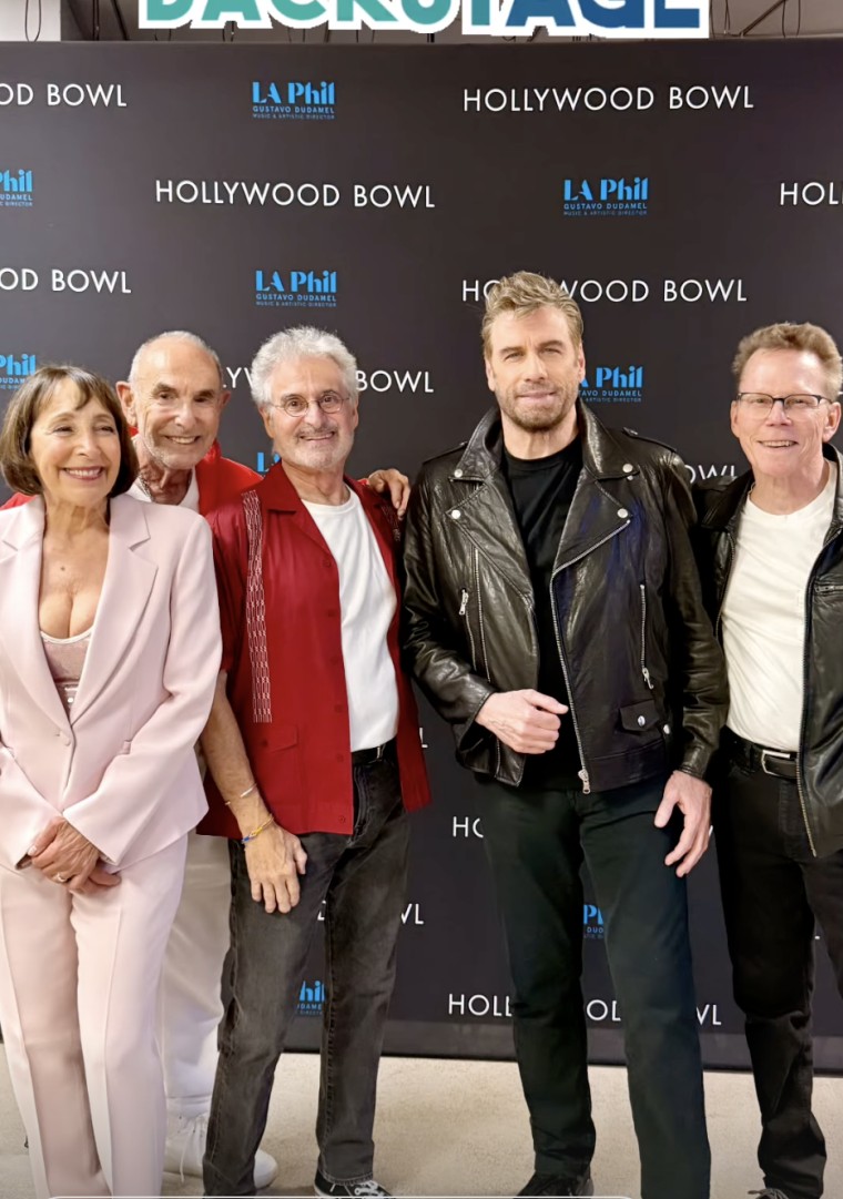 John Travolta encontra o elenco de 