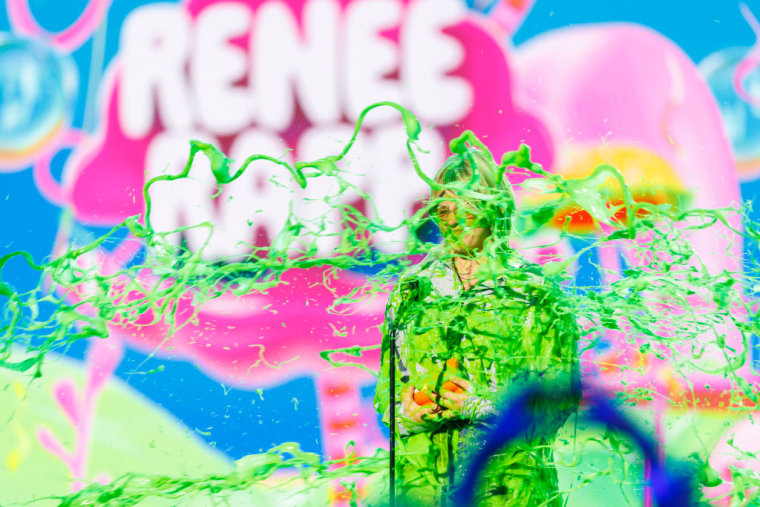 Renee Rapp zostaje oszukana podczas akceptując nagrodę ulubionej nagrody artysty Breakout podczas Nickelodeon's Kids Choice Awards 2024 w lipcu 2024 r.