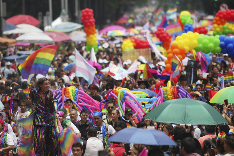 Gente que participó en el Desfile del Orgullo en la Ciudad de México, el 28 de junio de 2025. 