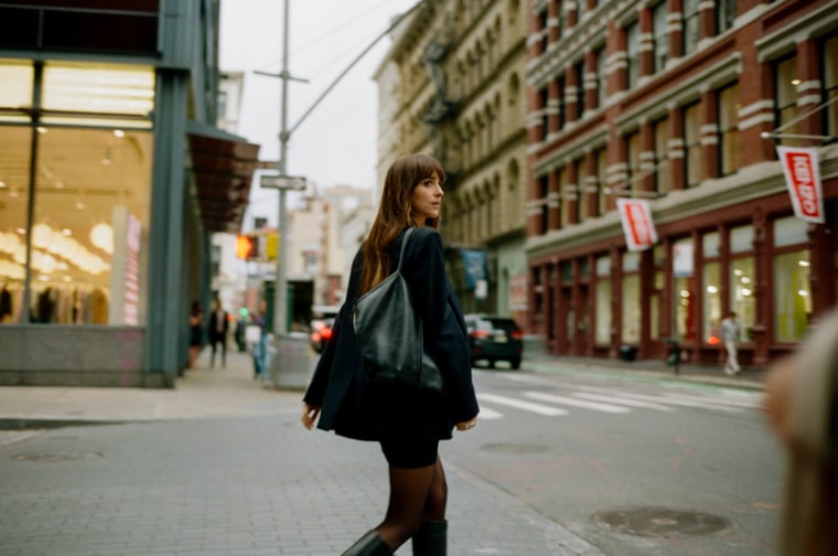 Dakota Johnson jako Lucy, matownik, w "Materialista."