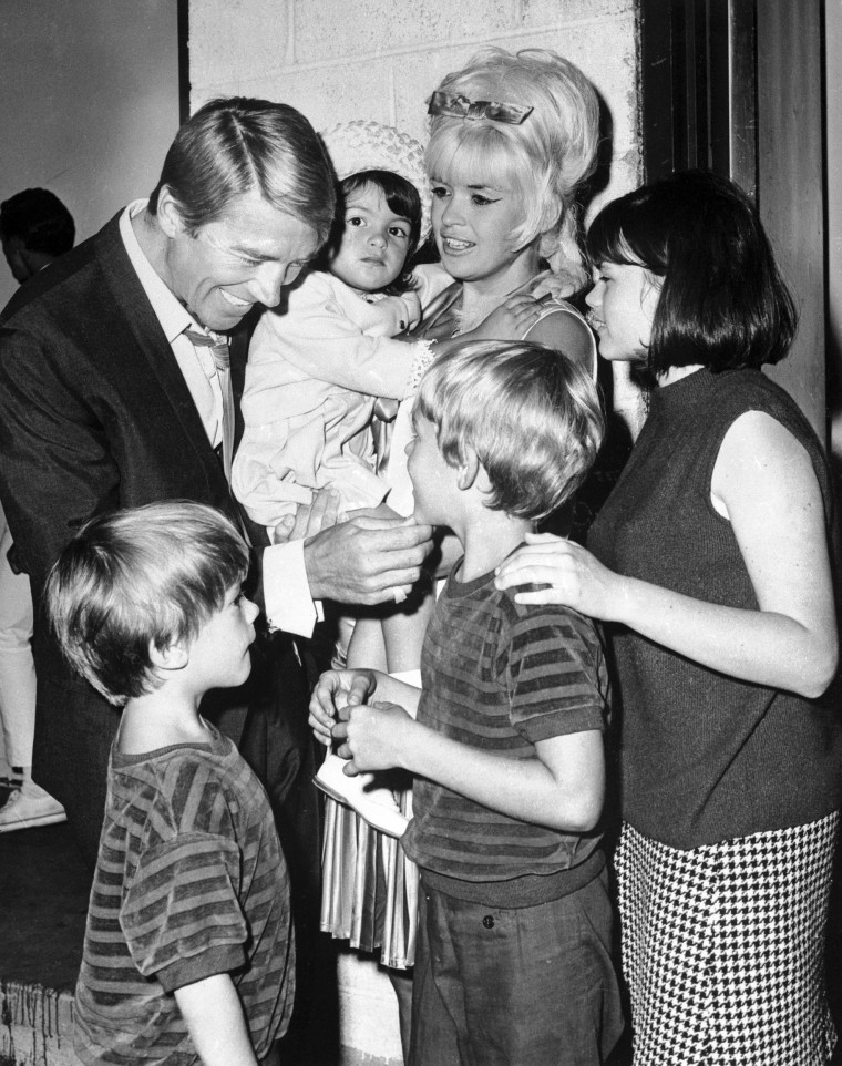 Jayne Mansfield e Mickey Hargitay com seus filhos.