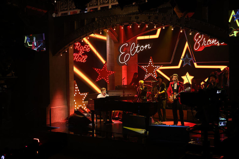 Convidados musicais Elton John e Brandi Carlile pré -forma 