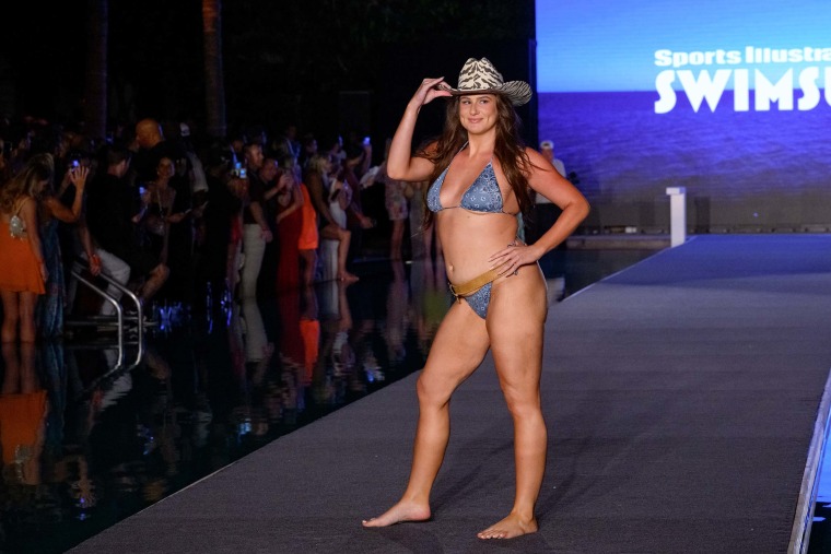 Remi Bader camina por la pista en el espectáculo de la pista de baño Sports Illustrated Swimsuit en W South Beach el 31 de mayo de 2025 en Miami Beach, Florida.