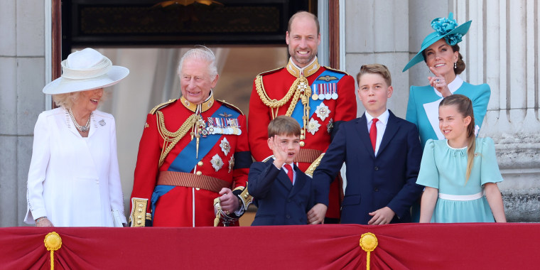 Rainha Camilla, rei Carlos III, príncipe Louis de Wales, príncipe William, príncipe de Gales, príncipe George de Wales, Catherine, princesa de Gales e princesa Charlotte de Wales 